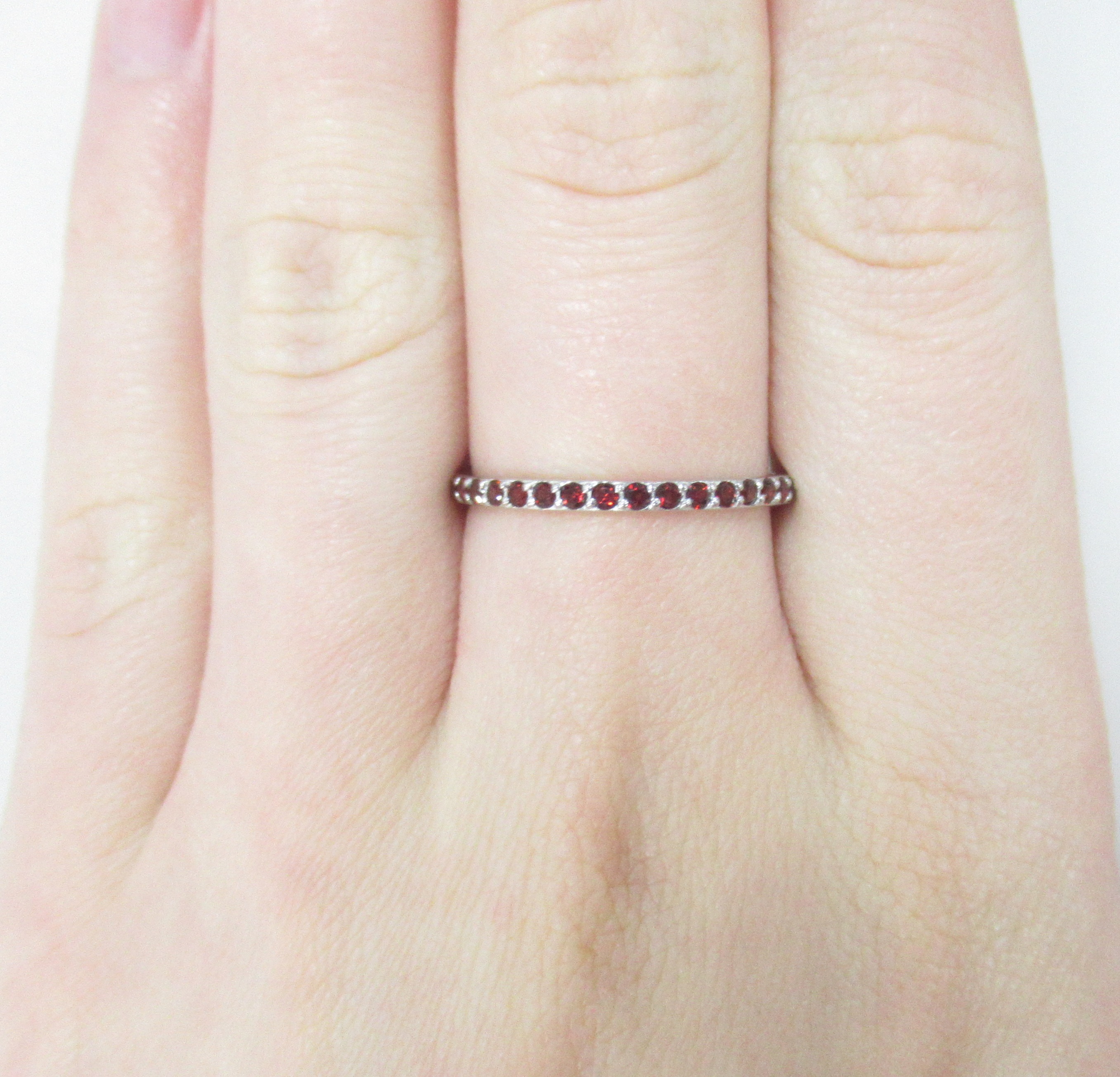 Серебряное кольцо 925 пробы; вставки Россыпь Гранат;